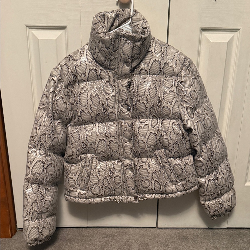 En Saison Snake-Print Cropped Puffer Jacket in Gray and Cream